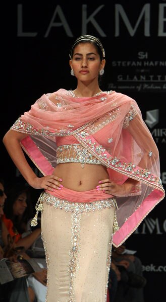 रॉकी एस के फैशन शो में बिपाशा का जलवा