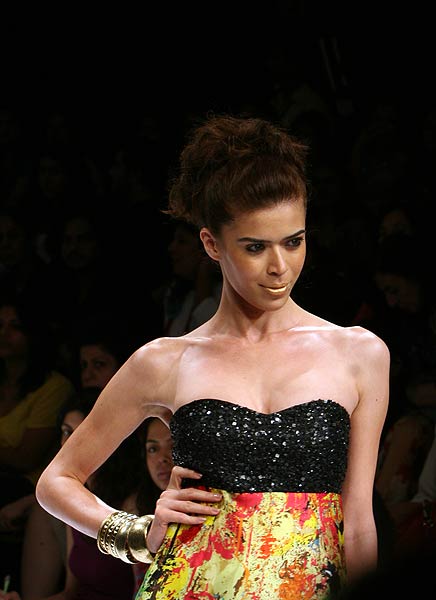 रॉकी एस के फैशन शो में बिपाशा का जलवा