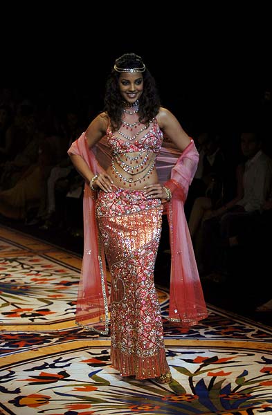 रैम्‍प पर मुग्‍धा को देख मुग्‍ध हुए लोग...