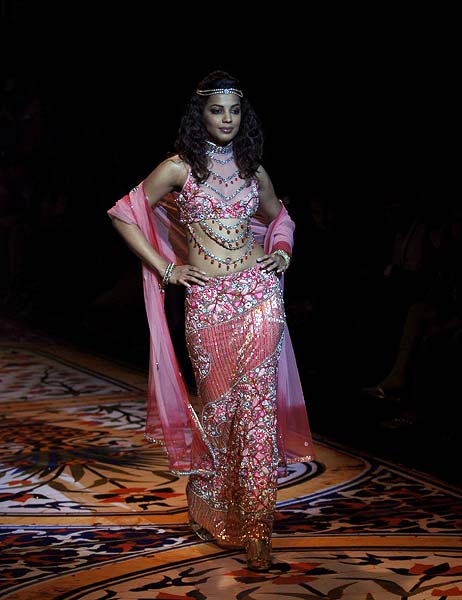 रैम्‍प पर मुग्‍धा को देख मुग्‍ध हुए लोग...