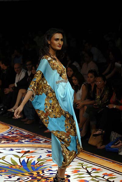 रैम्‍प पर मुग्‍धा को देख मुग्‍ध हुए लोग...