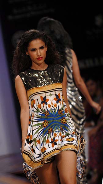 रैम्‍प पर मुग्‍धा को देख मुग्‍ध हुए लोग...