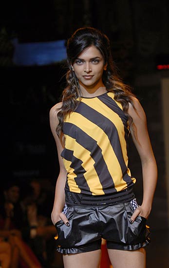 लैक्‍मे फैशन वीक में दीपिका का जलवा...