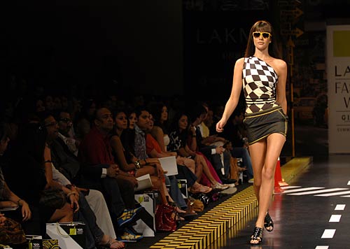 लैक्‍मे फैशन वीक में दीपिका का जलवा...