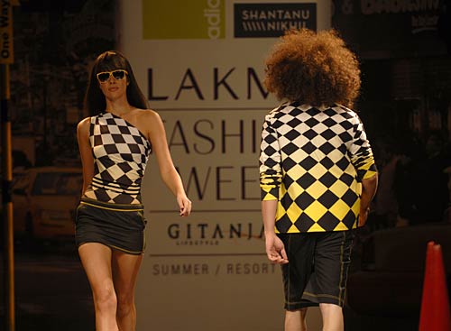 लैक्‍मे फैशन वीक में दीपिका का जलवा...