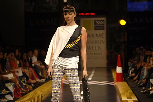 लैक्‍मे फैशन वीक में दीपिका का जलवा...