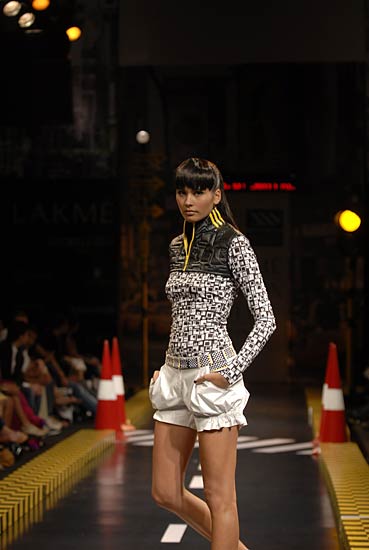 लैक्‍मे फैशन वीक में दीपिका का जलवा...