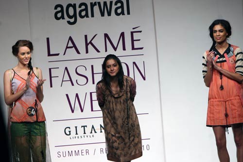 डिजाइनर नेहा के परिधानों ने भी खूब लुभाया