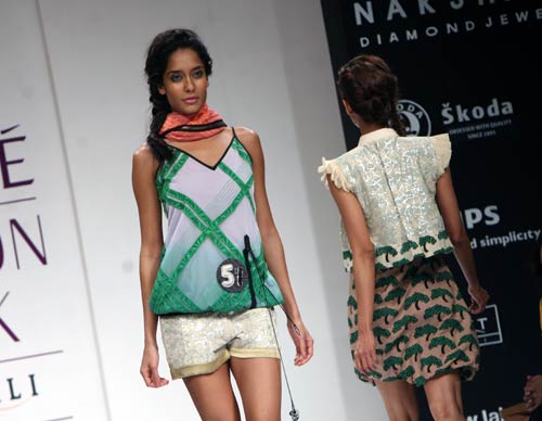 डिजाइनर नेहा के परिधानों ने भी खूब लुभाया