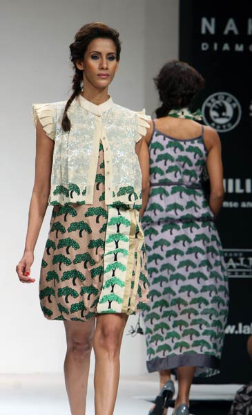 डिजाइनर नेहा के परिधानों ने भी खूब लुभाया