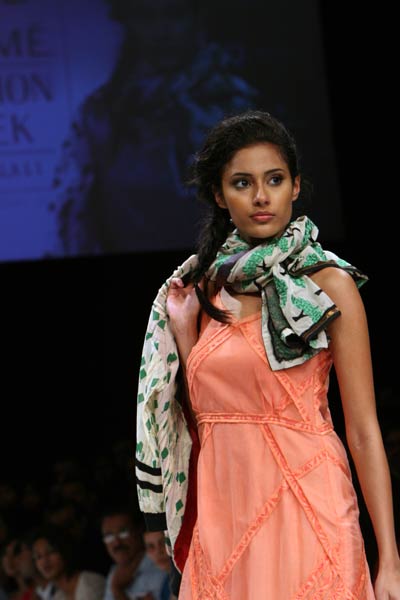 डिजाइनर नेहा के परिधानों ने भी खूब लुभाया