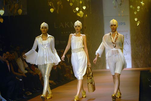 लैक्‍मे इंडिया फैशन वीक में विक्रम फड़निस का शो