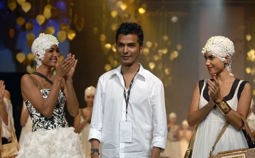 लैक्‍मे इंडिया फैशन वीक में विक्रम फड़निस का शो