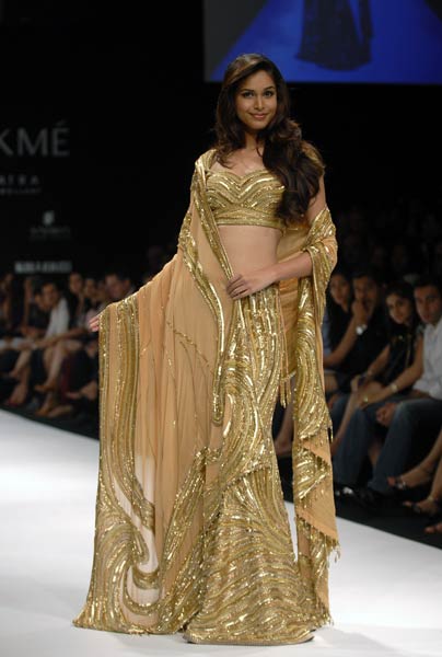 लैक्‍मे फैशन वीक में रैम्‍प पर उतरी मंदिरा बेदी