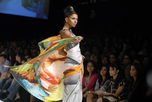 लैक्‍मे फैशन वीक में रैम्‍प पर उतरी मंदिरा बेदी