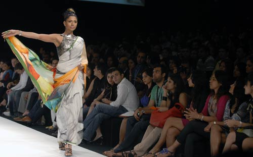 लैक्‍मे फैशन वीक में रैम्‍प पर उतरी मंदिरा बेदी