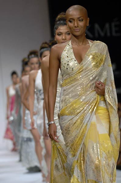 लैक्‍मे फैशन वीक में रैम्‍प पर उतरी मंदिरा बेदी