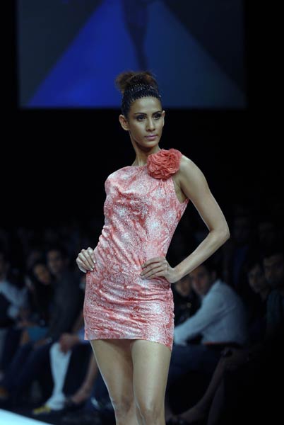 लैक्‍मे फैशन वीक में रैम्‍प पर उतरी मंदिरा बेदी