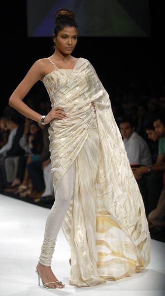 लैक्‍मे फैशन वीक में रैम्‍प पर उतरी मंदिरा बेदी