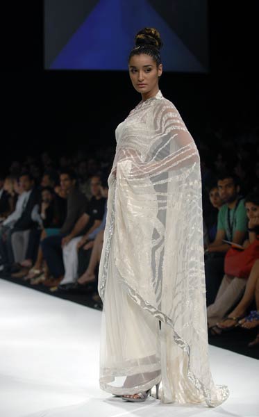 लैक्‍मे फैशन वीक में रैम्‍प पर उतरी मंदिरा बेदी