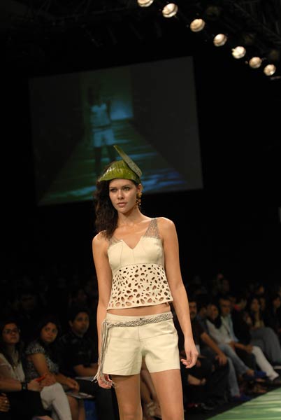 लैक्‍मे फैशन वीक में रैम्‍प पर उतरी मंदिरा बेदी