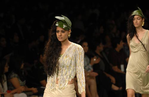 लैक्‍मे फैशन वीक में रैम्‍प पर उतरी मंदिरा बेदी