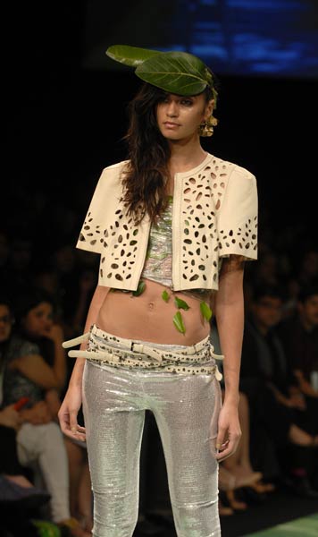 लैक्‍मे फैशन वीक में रैम्‍प पर उतरी मंदिरा बेदी