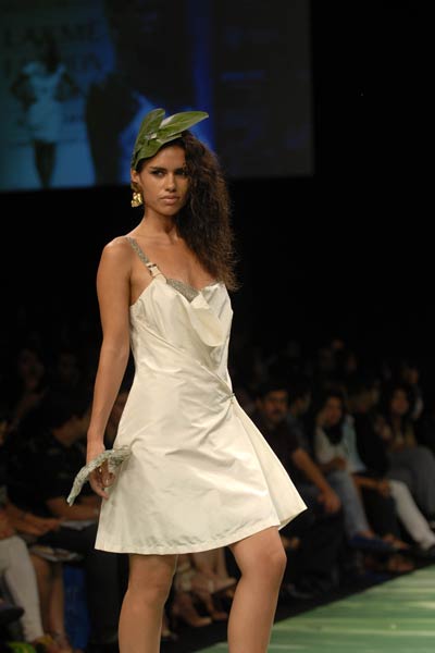 लैक्‍मे फैशन वीक में रैम्‍प पर उतरी मंदिरा बेदी