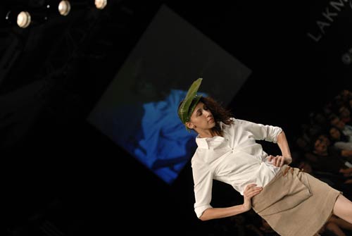 लैक्‍मे फैशन वीक में रैम्‍प पर उतरी मंदिरा बेदी