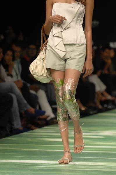 लैक्‍मे फैशन वीक में रैम्‍प पर उतरी मंदिरा बेदी