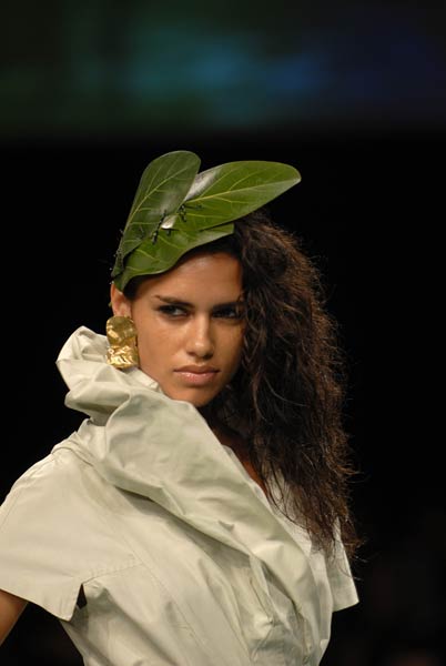 लैक्‍मे फैशन वीक में रैम्‍प पर उतरी मंदिरा बेदी