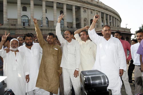 राज्‍यसभा से महिला आरक्षण विधेयक पास