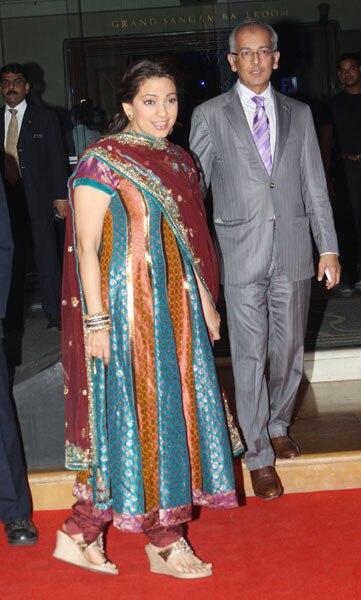 किंग खान की पार्टी में लगा सितारों का मेला...