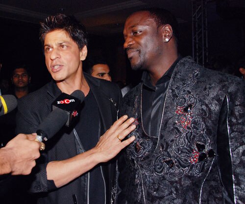 किंग खान की पार्टी में लगा सितारों का मेला...