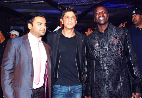 किंग खान की पार्टी में लगा सितारों का मेला...