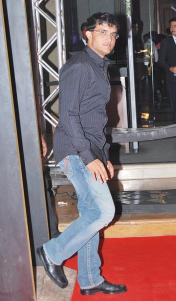 किंग खान की पार्टी में लगा सितारों का मेला...