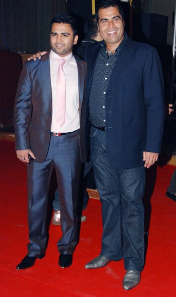 किंग खान की पार्टी में लगा सितारों का मेला...