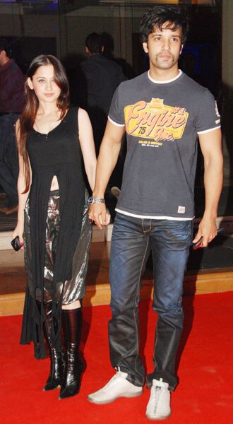 किंग खान की पार्टी में लगा सितारों का मेला...