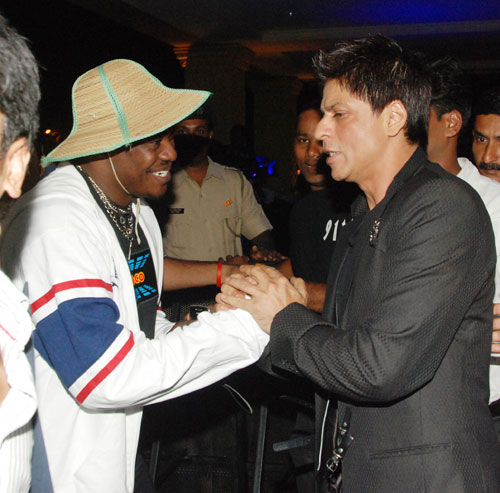 किंग खान की पार्टी में लगा सितारों का मेला...