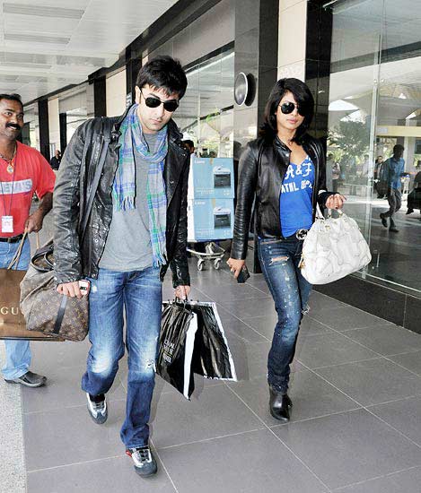 फिल्‍म 'अंजाना अंजानी' की पहली तस्‍वीर । प्रियंका की अदा