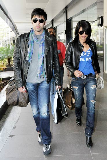 फिल्‍म 'अंजाना अंजानी' की पहली तस्‍वीर । प्रियंका की अदा