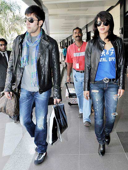 फिल्‍म 'अंजाना अंजानी' की पहली तस्‍वीर । प्रियंका की अदा