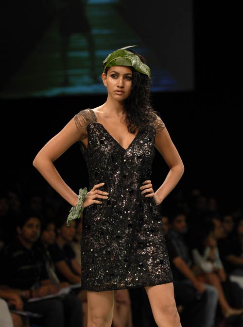 लैक्‍मे फैशन वीक में रैम्‍प पर उतरी मंदिरा बेदी