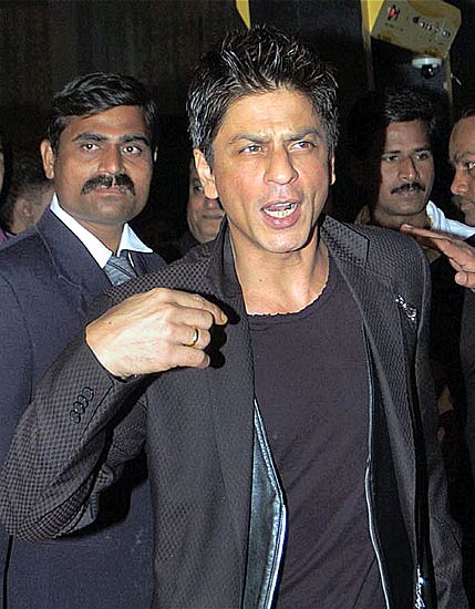 किंग खान की पार्टी में लगा सितारों का मेला...