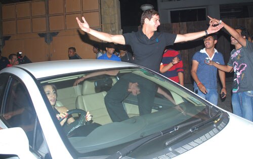 किंग खान की पार्टी में लगा सितारों का मेला...