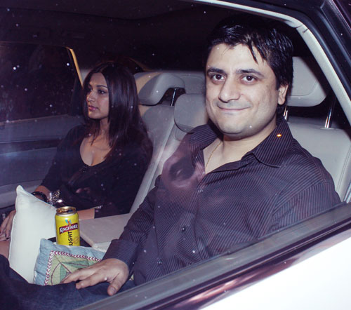 किंग खान की पार्टी में लगा सितारों का मेला...