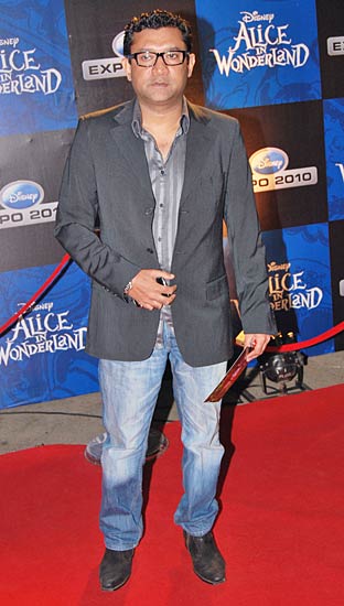 'एलिस इन वंडरलैंड' का प्रीमियर...