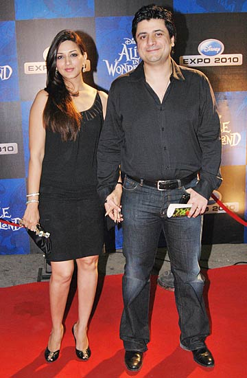 'एलिस इन वंडरलैंड' का प्रीमियर...