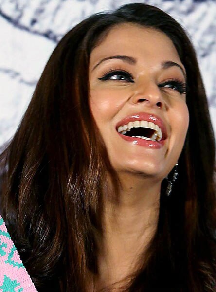 अभिनेत्री ऐश्‍वर्या राय की मोहक अदा....