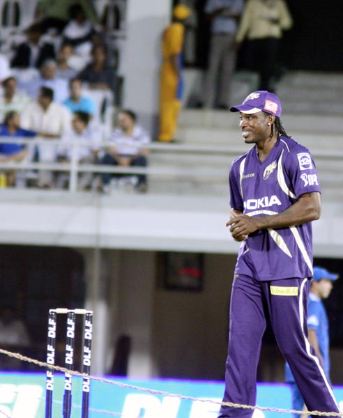 केकेआर को हार से क्रिस गेल भी नहीं बचा सका